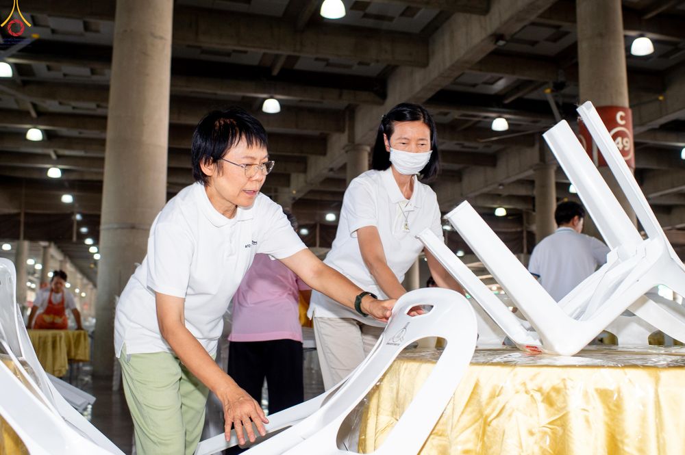 ภาพ No.322321:วันที่ 15 เมษายน พ.ศ.2569 การเตรียมงาน เช็ดโต๊ะ เก้าอี้ ปูผ้าโต๊ะฉัน เพื่องานถวายมหาสังฆทาน 40,000 กว่าวัดทั่วประเทศ วันคุ้มครองโลก 22 เมษายน พ.ศ.2569 วัดพระธรรมกาย