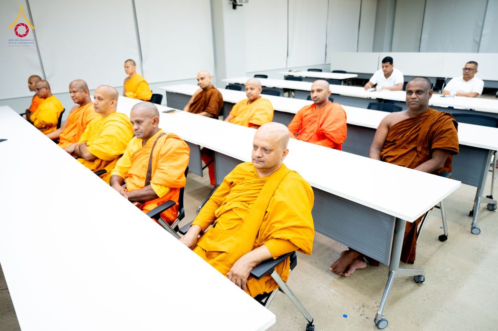 ภาพ No.323336:หลวงพ่อทัตตชีโว รองเจ้าอาวาสวัดพระธรรมกาย ถวายการต้อนรับปฏิสันถารคณะสงฆ์จากประเทศศรีลังกา