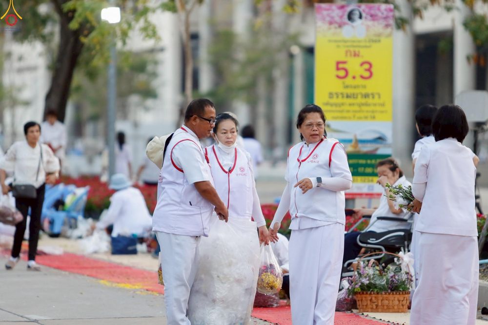 ภาพ No.296055:ภาพเบื้องหลังอาสาสมัครรวมใจ ชุดที่ 1 ในโครงการธรรมยาตรา กตัญญูบูชา มหาปูชนียาจารย์ พระมงคลเทพมุนี(สด จนฺทสโร) พระผู้ปราบมาร อนุสรณ์สถาน 7 แห่ง ปีที่ 14