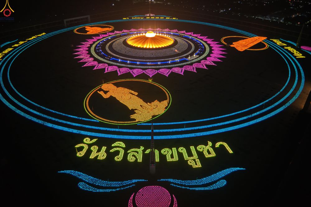 ภาพ No.330969:วันวิสาขบูชา อาทิตย์ที่ 31 พฤษภาคม พ.ศ.2569 พิธีจุดวิสาขประทีป , พิธีเวียนประทักษิณ  รอบพระมหาธรรมกายเจดีย์  และพิธีฉลองชัยสวดมนต์บทธัมมจักกัปปวัตนสูตร  ครบ 8,415,000,000 จบ ณ วัดพระธรรมกาย