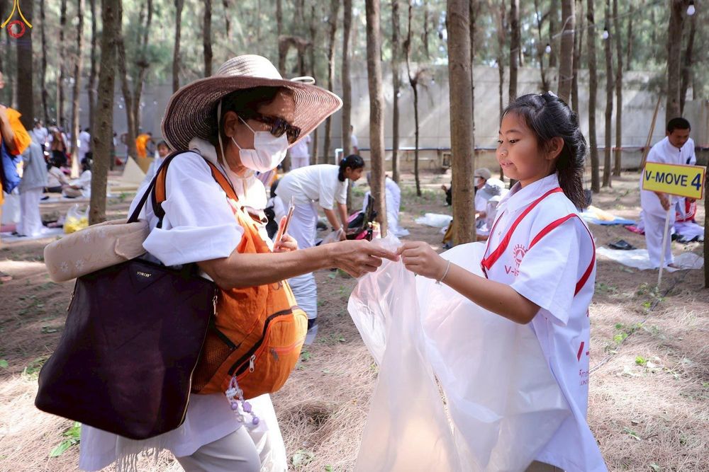 ภาพ No.296280:ภาพเบื้องหลังอาสาสมัครรวมใจ ชุดที่ 2 ในโครงการธรรมยาตรา กตัญญูบูชา มหาปูชนียาจารย์ พระมงคลเทพมุนี(สด จนฺทสโร) พระผู้ปราบมาร อนุสรณ์สถาน 7 แห่ง ปีที่ 14