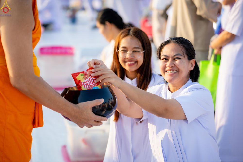 ภาพ No.279874:วันที่ 1 มกราคม พ.ศ.2569 พิธีตักบาตรในวันขึ้นปีใหม่ ณ ลานธรรม วัดพระธรรมกาย