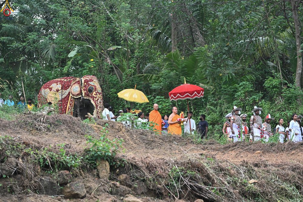 ภาพ No.278864:วันที่ 1 พฤศจิกายน  2568 กฐินสมทบวัดต่างประเทศ โดยคณะศิษยานุศิษย์ บูชาธรรม 81 ปี หลวงพ่อธัมมชโย กฐินช้างศรีลังกา  ณ วัดสุวรรณวิหาร เขตอาวิซาเวรี ประเทศศรีลังกา