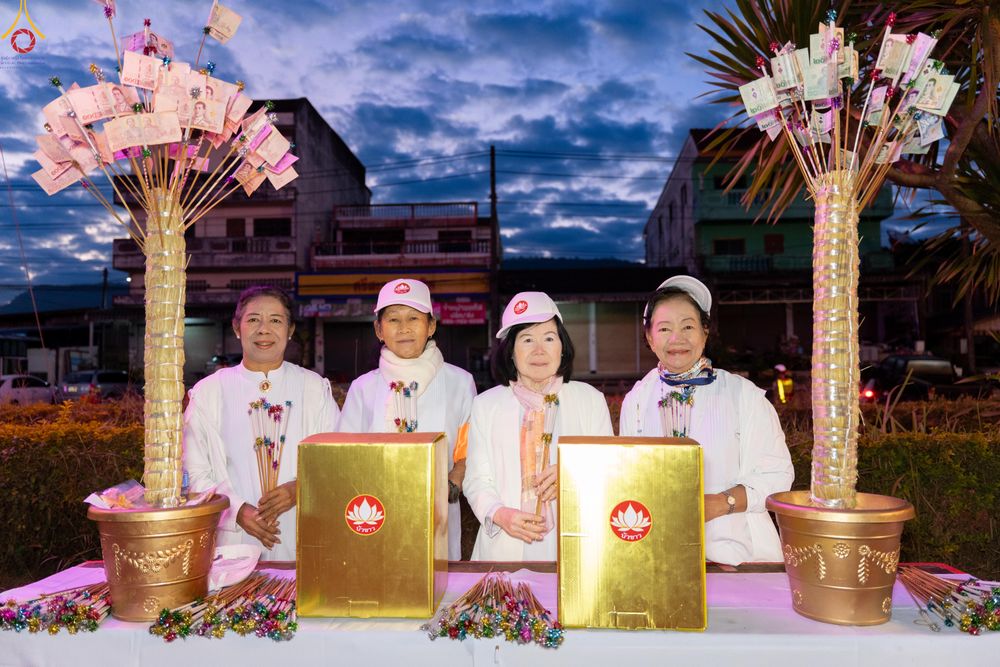 ภาพ No.281352:วันเสาร์ที่ 27 ธันวาคม พ.ศ.2568 พิธีตักบาตรพระ ๑,๐๐๐ รูป   เพื่อความเป็นสิริมงคลแก่ชีวิตและแผ่นดินไทย  มหากุศลครั้งยิ่งใหญ่แห่งปี ส่งท้ายปีเก่า ต้อนรับปีใหม่  ณ ถนนหน้าที่ว่าการอำเภอภูเรือ จังหวัดเลย