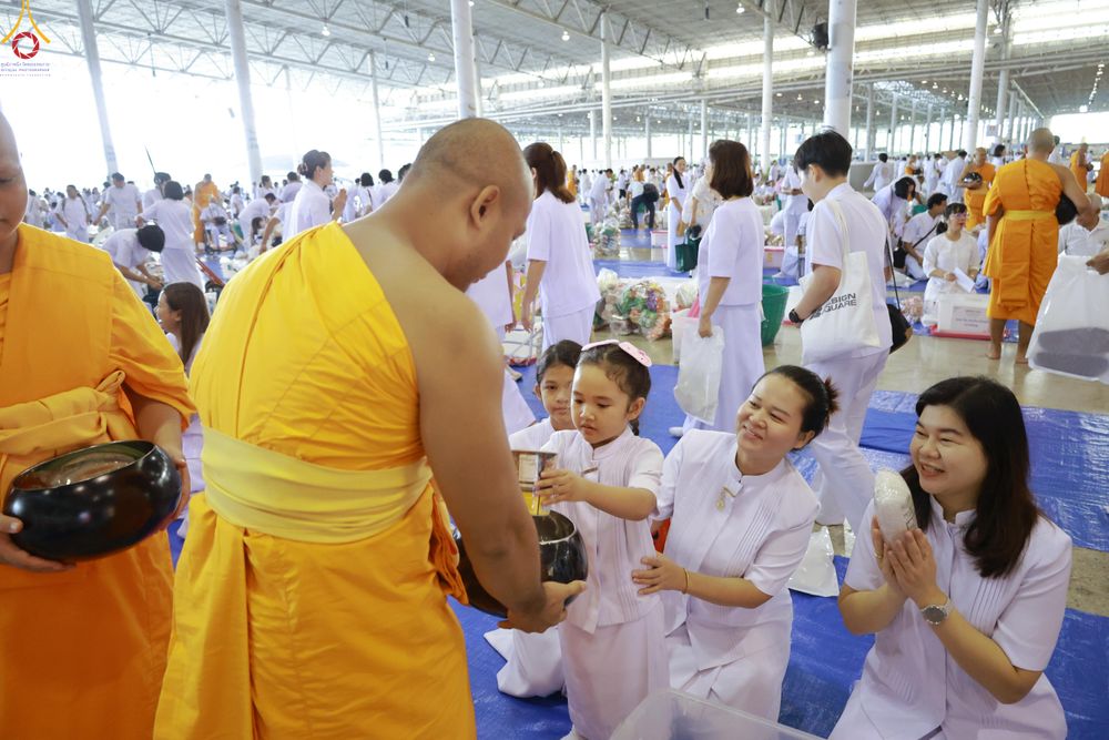 ภาพ No.318213:วันอาทิตย์ต้นเดือนที่ 5 เมษายน พ.ศ.2569 พิธีตักบาตร ณ บ้านแก้วเรือนทองคุณยายอาจารย์ฯ วัดพระธรรมกาย