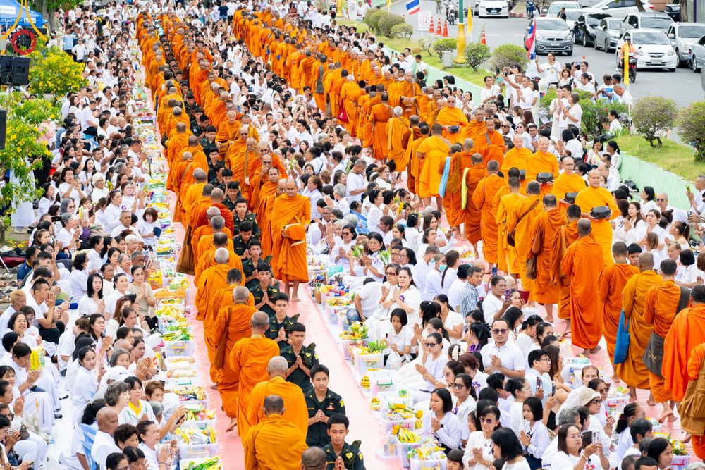 ภาพ No.341179:วันที่ 27 กรกฎาคม พ.ศ. 2569 พิธีตักบาตรพระ 1,000 รูป เมืองพัทลุง  ณ ถนนราเมศวร์ อ.เมือง จ.พัทลุง
