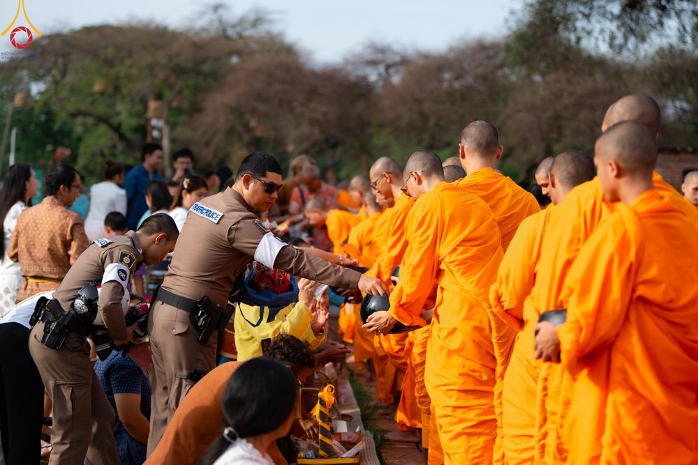 ภาพ No.138570:พิธีตักบาตร วัดราชบูรณะ จ.พระนครศรีอยุธยา วันที่ 25 พฤษภาคม พ.ศ.2567