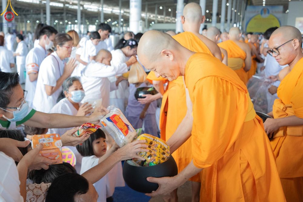 ภาพ No.136608:พิธีตักบาตร พิธีบูชาข้าวพระ ในวันอาทิตย์ต้นเดือนที่ 5 พฤษภาคม พ.ศ. 2567 ณ วัดพระธรรมกาย จ.ปทุมธานี