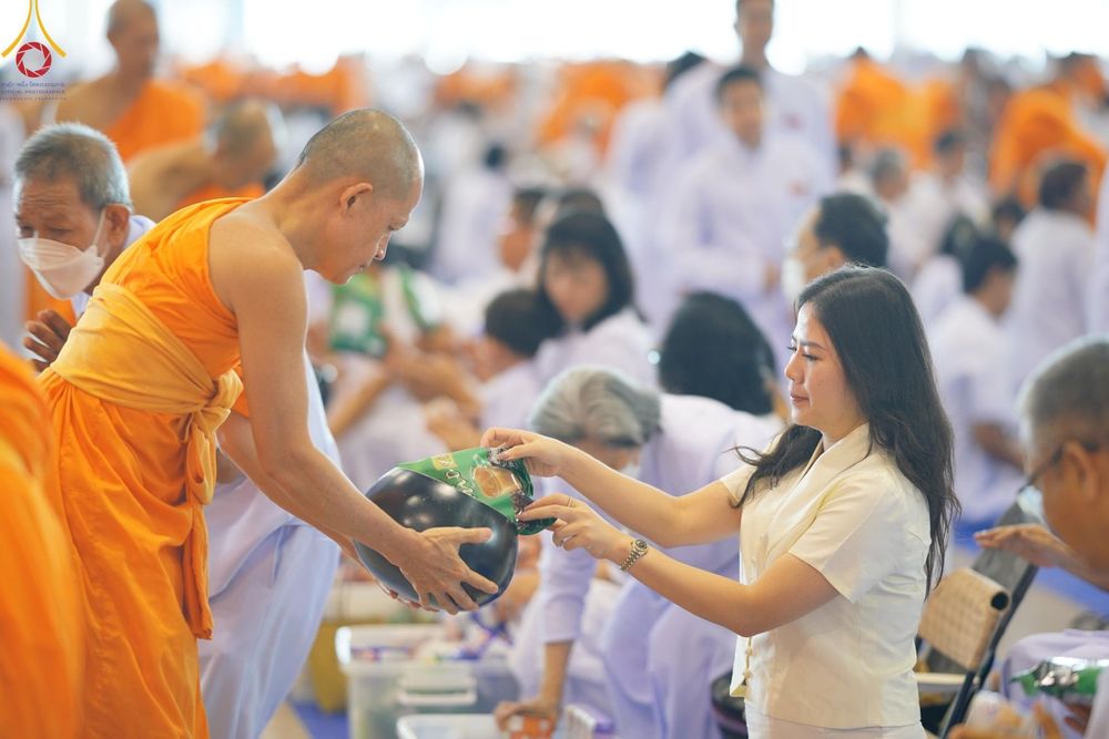 ภาพ No.139109:พิธีตักบาตร , พิธีบูชาข้าวพระ ณ ห้องแก้วสารพัด 1 สภาธรรมกายสากล วัดพระธรรมกาย วันอาทิตย์ต้นเดือนที่ 2 มิถุนายน พ.ศ. 2567