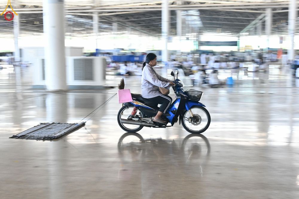 ภาพ No.143438:พิธีตักบาตร ข้าวสารอาหารแห้ง ณ บ้านแก้วเรือนทองคุณยายฯ และ พิธีบูชาข้าวพระ  ณ สภาธรรมกายสากล วัดพระธรรมกาย วันอาทิตย์ที่ 7 กรกฎาคม พ.ศ. 2567