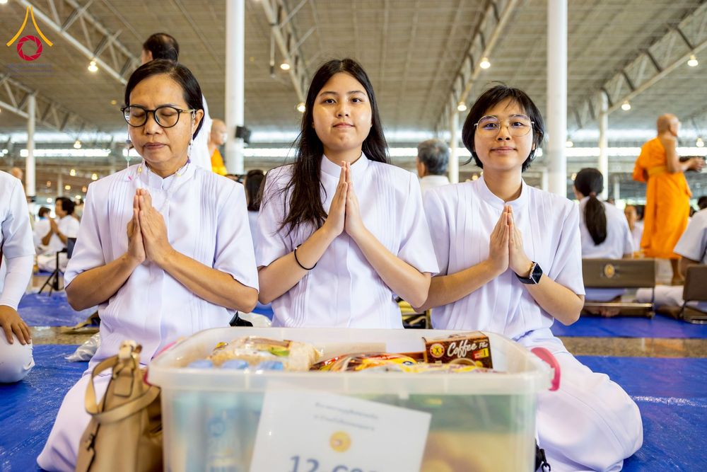 ภาพ No.256814:วันที่ 5 ตุลาคม พ.ศ. 2568 พิธีตักบาตร ข้าวสารอาหารแห้ง ณ บ้านแก้วเรือนทองคุณยายฯ สภาธรรมกายสากล วัดพระธรรมกาย