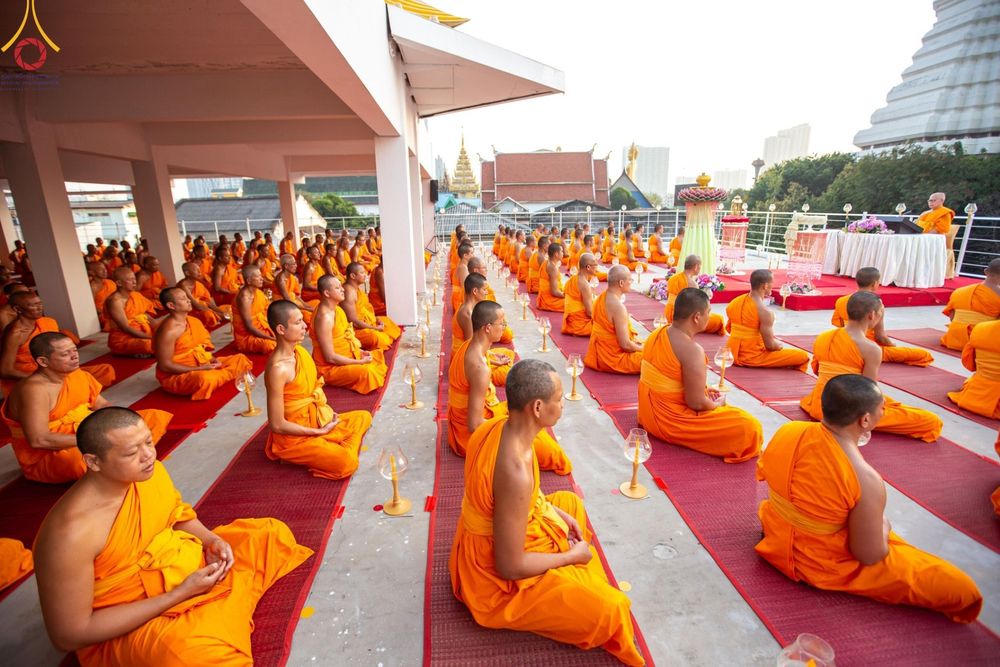 ภาพ No.201615:พิธีจุดประทีปถวายเป็นพุทธบูชา และบูชาธรรมมหาปูชนียาจารย์ ณ อาคารธรรมยาตรา กตัญญูบูชามหาปูชนียาจารย์ ตรงข้ามวัดปากน้ำภาษีเจริญ จ.กรุงเทพมหานคร ในโครงการธรรมยาตรา กตัญญูบูชา มหาปูชนียาจารย์ พระมงคลเทพมุนี(สด จนฺทสโร) พระผู้ปราบมาร อนุสรณ์สถาน 7 แห่ง