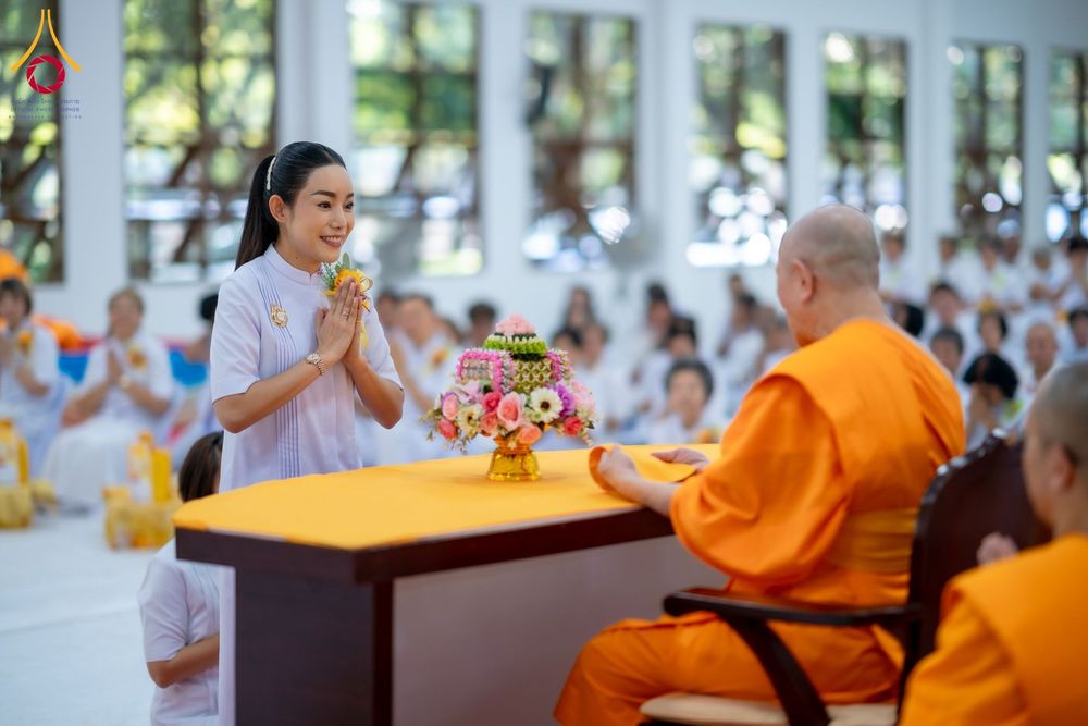 ภาพ No.160845:พิธีเจริญพระพุทธมนต์ และปิดแผ่นทองรูปเหมือน พระเดชพระคุณพระมงคลเทพมุนี (สด จนฺทสโร) พระผู้ปราบมาร จำนวน 3 องค์ วันเสาร์ที่ 5 ตุลาคม พ.ศ. 2567 ณ อาคารปลูกศรัทธา 2 (ชานชลาเดิม) วัดพระธรรมกาย อ.คลองหลวง จ.ปทุมธานี