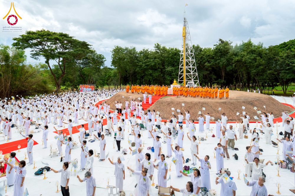 ภาพ No.261855:วันที่ 14 ตุลาคม พ.ศ. 2568 พิธีกลั่นแผ่นดิน โปรยทรายตอกเสาเข็มมหามงคลต้นแรก  สร้างองค์พระเจดีย์และจุดประทีปถวายเป็นพุทธบูชา ณ ศูนย์ปฏิบัติธรรมชัยนาท ต.ธรรมามูล อ.ชัยนาท จ.ชัยนาท