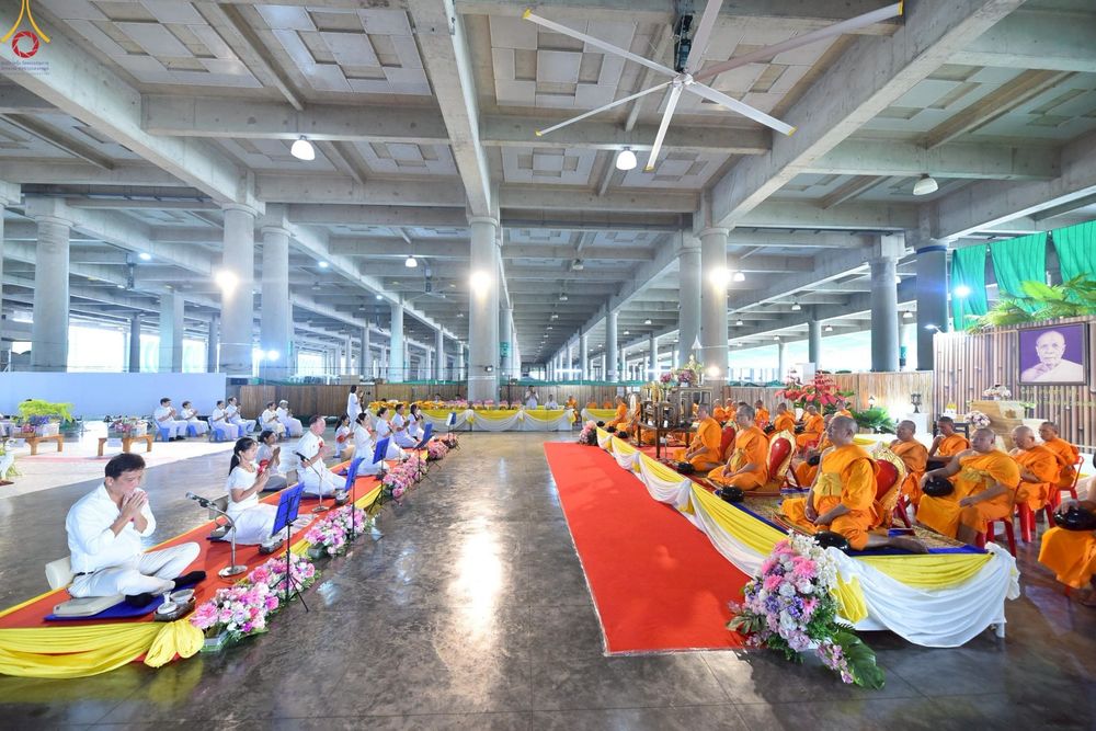 ภาพ No.246579:วันที่ 14 กันยายน พ.ศ. 2568 พิธีตักบาตรฉลองพระใหม่ ในโครงการอุปสมบทหมู่บูชาธรรม ครบรอบ108ปี วันครูผู้ค้นพบวิชชาธรรมกาย ณ วิหารคด วัดพระธรรมกาย