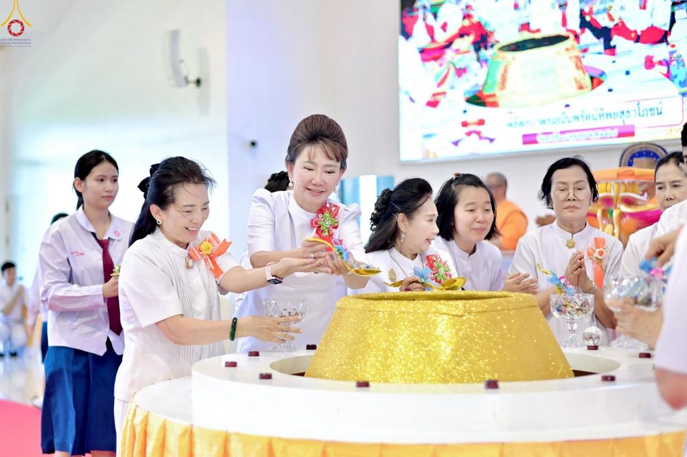 ภาพ No.265666:วันเสาร์ที่ 18 ตุลาคม พ.ศ. 2568 พิธีตักบาตร มณีนพรัตน์ทิพย์สุธาโภชน์ ณ ศูนย์อบรมเยาวชนบางปะหัน ตำบลหันสัง อำเภอบางปะหัน  จังหวัดพระนครศรีอยุธยา