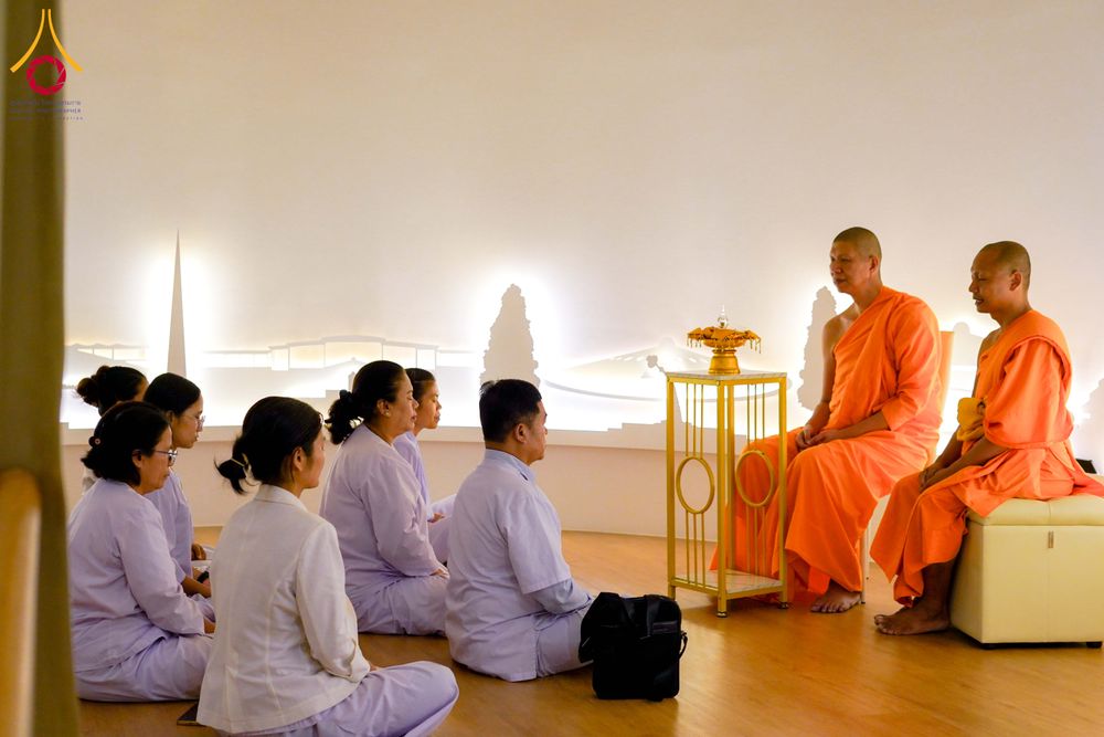 ภาพ No.327652:วันที่ 1-6 พฤษภาคม พ.ศ.2569 ต้อนรับชาวต่างชาติ พระภิกษุ คณะชาวเมียนมาร์  อุบาสิกาชาวอินเดีย เยี่ยมชมวัดพระธรรมกายและสักการะพระมหาธรรมกายเจดีย์