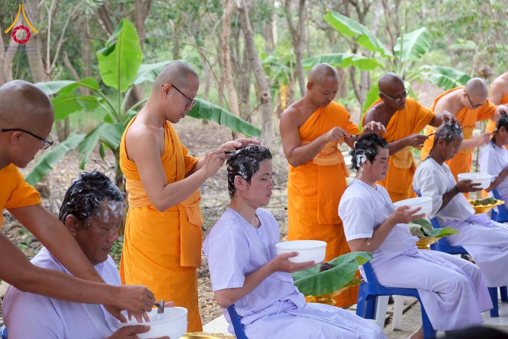 ภาพ No.277899:พิธีตัดปอยผมและปลงผมนาคธรรมทายาท พิธีขอขมาผู้ปกครอง ณ ศูนย์อบรมเยาวชนนครปฐม จ.นครปฐม และพิธีมอบบาตร ผ้าไตร นาคธรรมทายาท พิธีบรรพชา อุปสมบทหมู่ ณ วัดลาดหญ้าไทร จ.นครปฐม