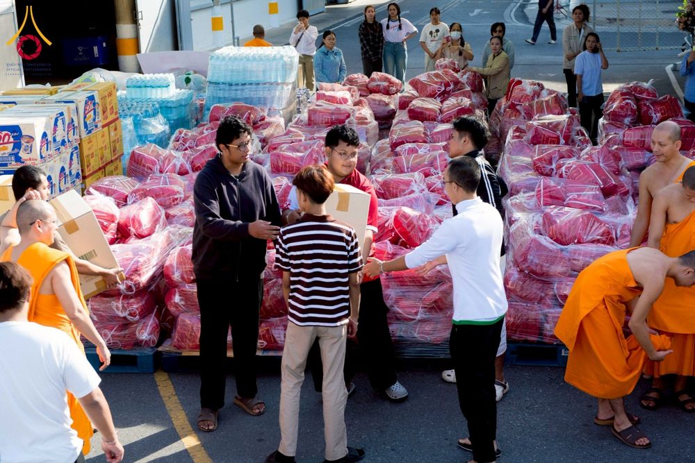 ภาพ No.273646:วันที่ 27 พฤศจิกายน พ.ศ. 2568 คณะศิษยานุศิษย์วัดพระธรรมกาย มูลนิธิธรรมกาย มอบอาหารและสิ่งของความช่วยเหลือให้พี่น้องชาวใต้ ผู้ประสบอุทกภัยน้ำท่วม