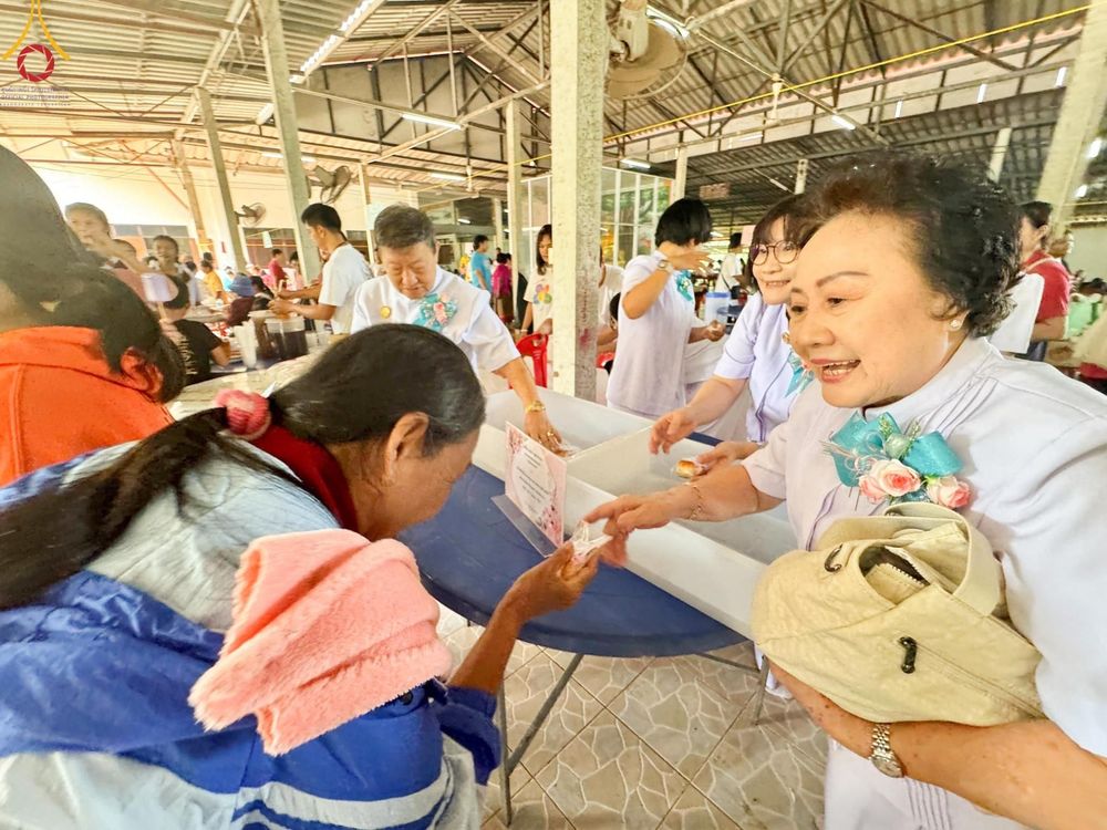 ภาพ No.170081:พิธีทอดกฐิน ณ วัดทุ่งวิจิตร อ.นาดี จ.ปราจีนบุรี ในโครงการกฐินสามัคคีทั่วไทย 30,000 วัด บูชาธรรม 80 ปี หลวงพ่อธัมมชโย โดยคณะศิษยานุศิษย์วัดพระธรรมกาย วันที่ 27 ตุลาคม พ.ศ. 2567