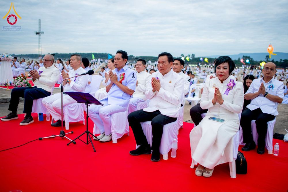 ภาพ No.266073:วันพุธที่ 5 พฤศจิกายน พ.ศ. 2568 (วันพระ ขึ้น 15 ค่ำ เดือน 12) พิธีจุดประทีปโคมลาน, โคมลอย และลอยกระทง ถวายประทีปเป็นพุทธบูชา สร้างความสว่างไสวให้กับแผ่นดินด้วยแสงธรรม ณ พุทธอุทยานนานาชาติ จังหวัดหนองคาย