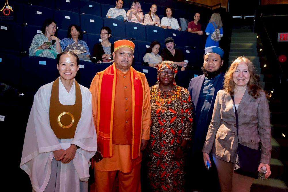 ภาพ No.249738:วันอาทิตย์ที่ 28 กันยายน พ.ศ. 2568 การปฏิบัติธรรมบูชาธรรม 108 ปี แห่งการบรรลุธรรมของหลวงปู่วัดปากน้ำ ได้จุดประทีปสันติภาพไปทั่วโลก และได้ร่วมเสวนาทางปัญญา เพื่อการขยายพระพุทธศาสนาวิชชาธรรมกายไปทั่วโลก  ในงาน HTC Newyork USA