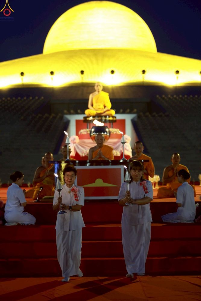 ภาพ No.253611:วันที่ 10 ตุลาคม พ.ศ. 2568 พิธีจุดประทีปบูชาพระผู้ปราบมาร, พิธีจุดประทีปบนพระมหาธรรมกายเจดีย์  20,000 ดวง เนื่องในวันคล้ายวันเกิดครบรอบ 141 ปี พระมงคลเทพมุนี (สด จนฺทสโร)