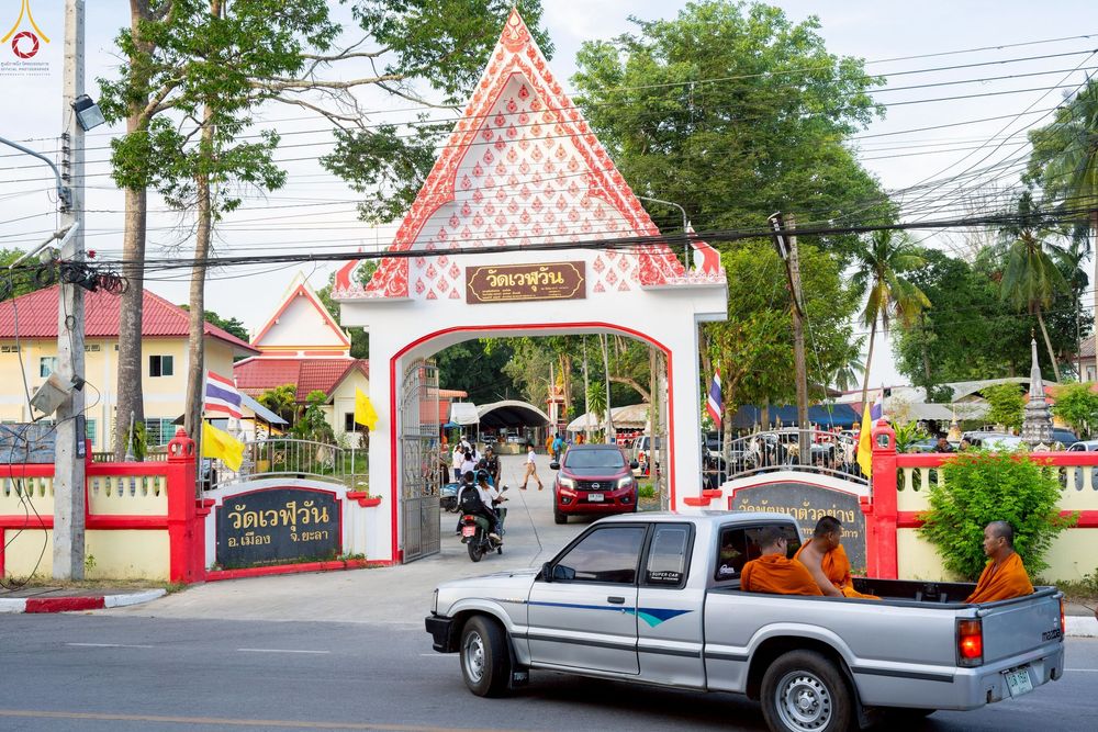 ภาพ No.234351:วันพฤหัสบดีที่ 24 กรกฎาคม พ.ศ. 2568 พิธีถวายสังฆทานแก่คณะสงฆ์ 323 วัด , พิธีมอบกองทุนหนุนแรงใจช่วยครูใต้ , พิธีทำบุญส่วนกุศลแด่ผู้วายชนม์ ในเหตุการณ์ความไม่สงบ 4 จังหวัด ชายแดนภาคใต้ (ปัตตานี , ยะลา , นราธิวาส , สงขลา) ปีที่ 21 ครั้งที่ 179 ณ วัดเวฬุวัน 