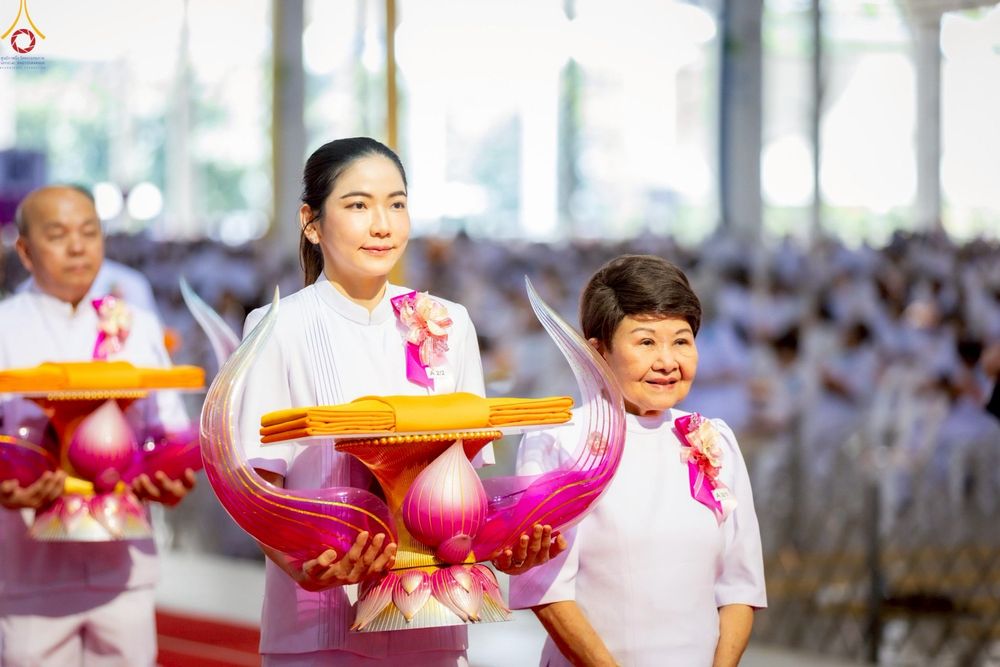 ภาพ No.277452:วันอาทิตย์ต้นเดือนที่ 7 ธันวาคม พ.ศ.2568 พิธีทอดผ้าป่าต้นสมบัติจักรพรรดิ ณ สภาธรรมกายสากล วัดพระธรรมกาย