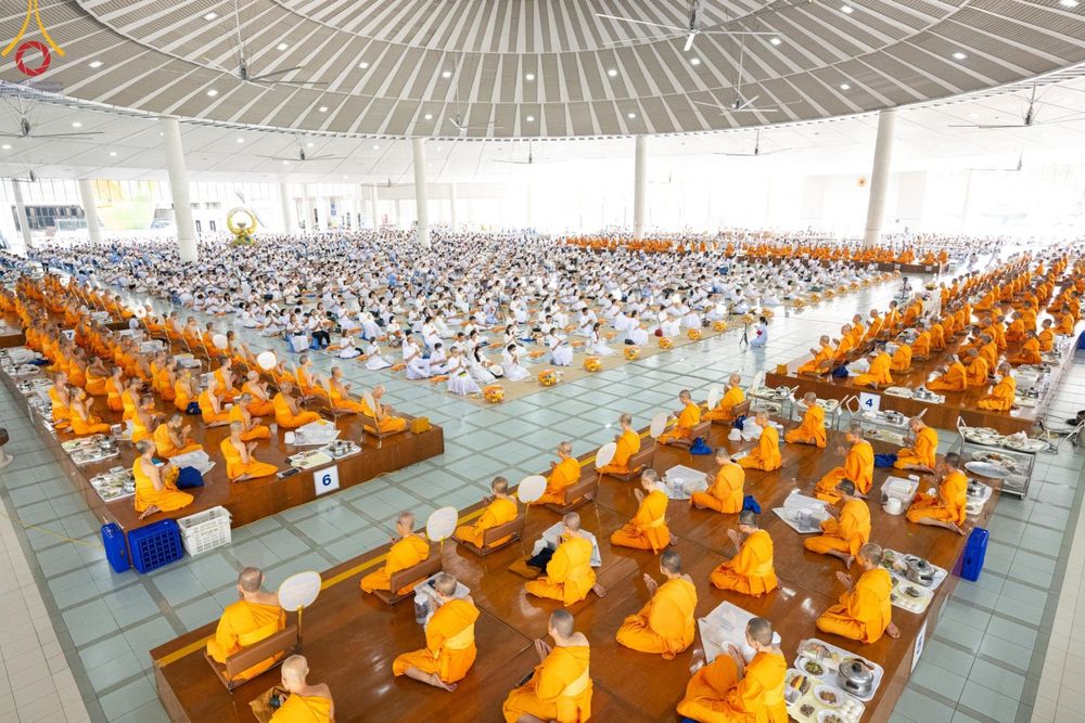 ภาพ No.122838:พิธีสวดพระพุทธมนต์ พิธีทอดผ้าบังสุกุล และพิธีถวายภัตตาหาร เป็นสังฆทานแด่พระภิกษุ สามเณร เนื่องในวันมหาปูชนียาจารย์ วันเสาร์ที่ 3 กุมภาพันธ์ พ.ศ. 2567 ณ หอฉันคุณยายอาจารย์ฯ วัดพระธรรมกาย