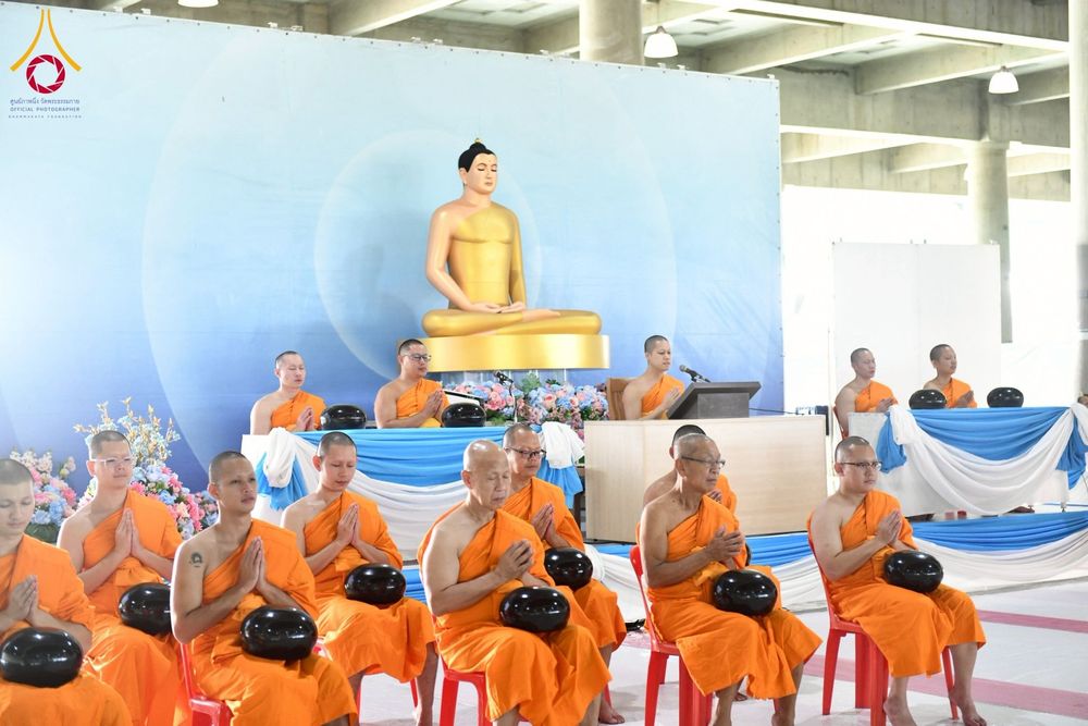 ภาพ No.256637:วันที่ 11 ตุลาคม พ.ศ. 2568 พิธีตักบาตรฉลองพระใหม่  โครงการอุปสมบทบูชาธรรม 141 ปี  พระมงคลเทพมุนี (สด จนฺทโร) ผู้ค้นพบวิชชาธรรมกาย ณ มหาวิหารคด 9 วัดพระธรรมกาย