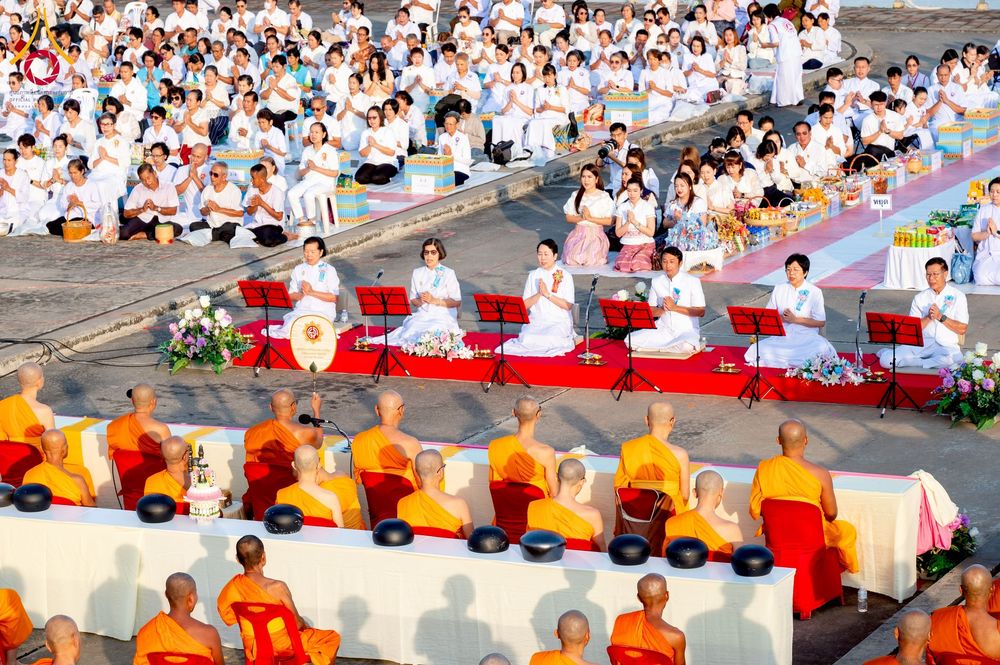 ภาพ No.250512:วันพุธที่ 8 ตุลาคม พ.ศ. 2568 พิธีตักบาตรเทโวโรหณะ ณ ลานธรรมปทุมรัตน์ธรรมเจดีย์ พุทธอุทยานนานาชาติ อ.โพนพิสัย จ.หนองคาย