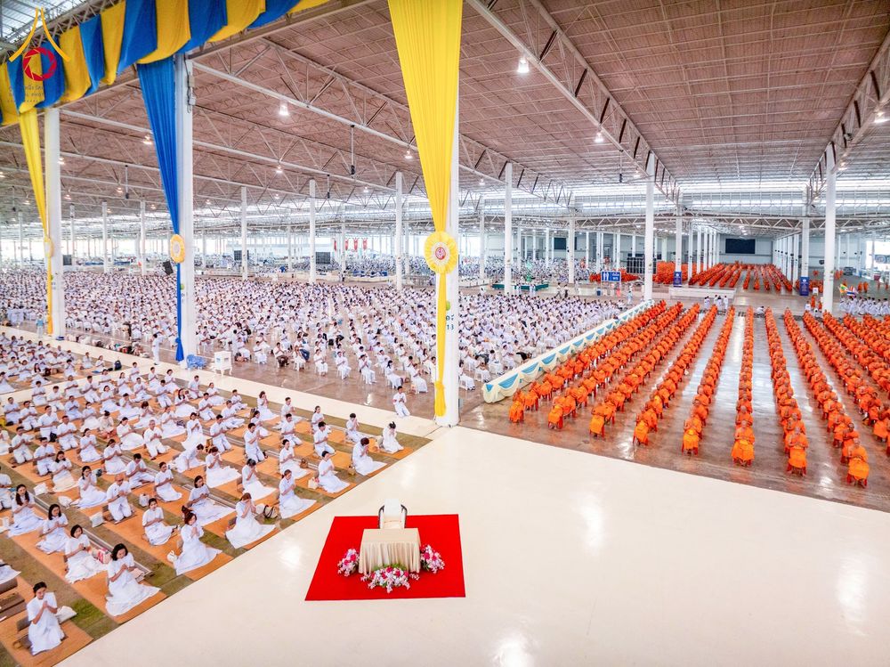 ภาพ No.258098:วันอาทิตย์ที่ 5 ตุลาคม พ.ศ. 2568 พิธีบูชาข้าวพระ ณ สภาธรรมกายสากล วัดพระธรรมกาย