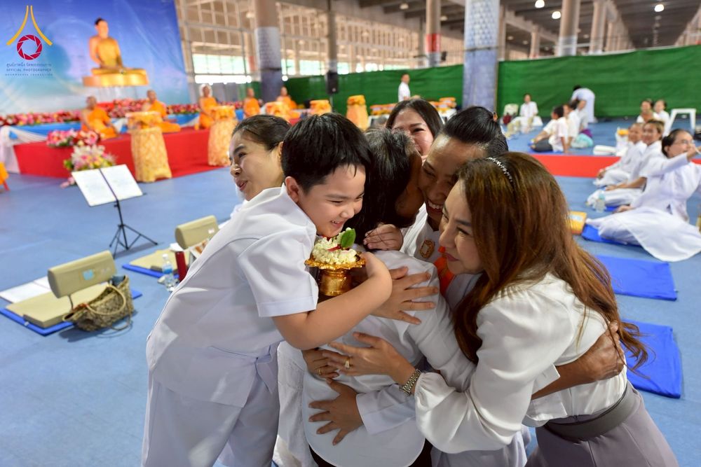 ภาพ No.238067:วันอังคารที่ 12 สิงหาคม พ.ศ. 2568 กิจกรรมวันแม่แห่งชาติ พิธีเปิดห้องปฎิบัติธรรม "กลางใส ใจสว่าง" (World Inner Peace Meditation Room) พิธีลูกกราบคุณแม่-คุณพ่อ พิธีทอดผ้าป่ากองทุนเลี้ยงพระ&กฐิน 30,000 วัด(บูชาธรรมหลวงพ่อ) พิธีไถ่โคท้อง 2 ตัว  ณ วิหารคด 2 ว
