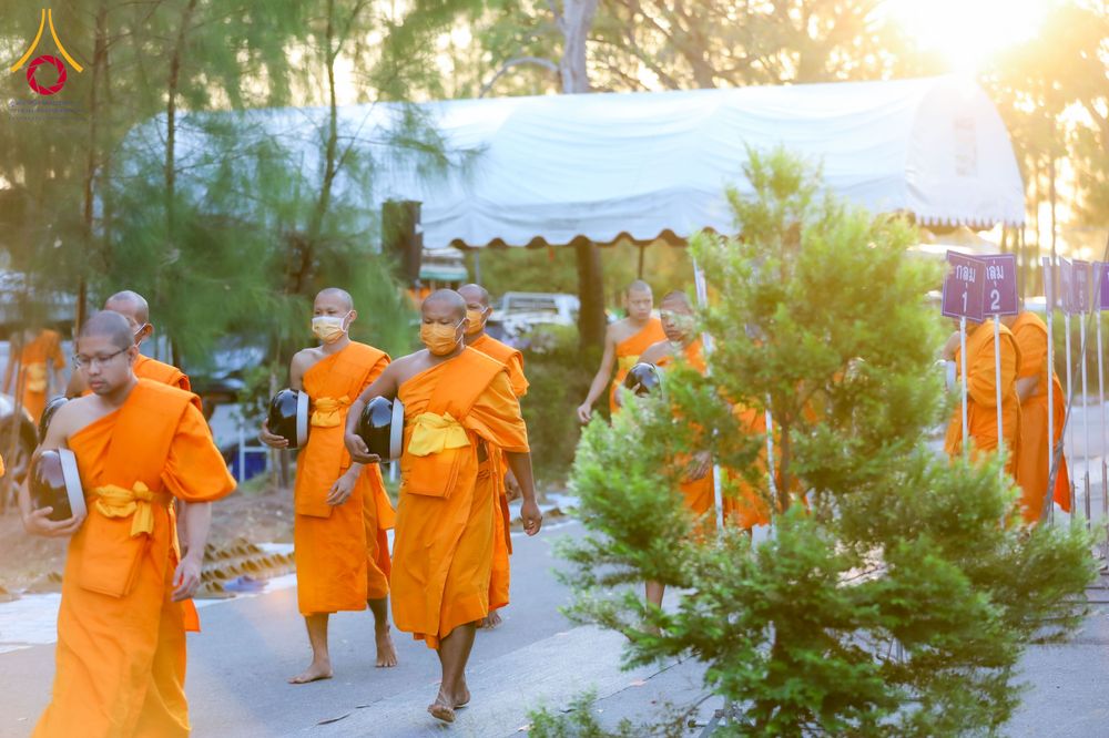 ภาพ No.288358:วันที่ 5 มกราคม พ.ศ. 2569 พิธีถวายภัตตาหารเป็นสังฆทาน แด่พระธรรมยาตรา ในโครงการธรรมยาตรา กตัญญูบูชา มหาปูชนียาจารย์ พระมงคลเทพมุนี(สด จนฺทสโร) พระผู้ปราบมาร อนุสรณ์สถาน 7 แห่ง ปีที่ 14 ณ อนุสรณ์สถานมหาวิหารพระมงคลเทพมุนี (โลตัสแลนด์) อ.สองพี่น้อง จ.สุพรร