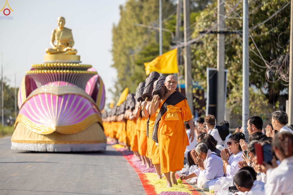 ภาพ No.292837:วันที่ 11 มกราคม พ.ศ. 2569 พิธีต้อนรับพระธรรมยาตรา ณ อนุสรณ์สถานลำดับที่ 3 สถานที่เกิดในเพศสมณะ วัดสองพี่น้อง อำเภอสองพี่น้อง จังหวัดสุพรรณบุรี ในโครงการธรรมยาตรา กตัญญูบูชา มหาปูชนียาจารย์ พระมงคลเทพมุนี(สด จนฺทสโร) พระผู้ปราบมาร อนุสรณ์สถาน 7 แห่ง ปีที