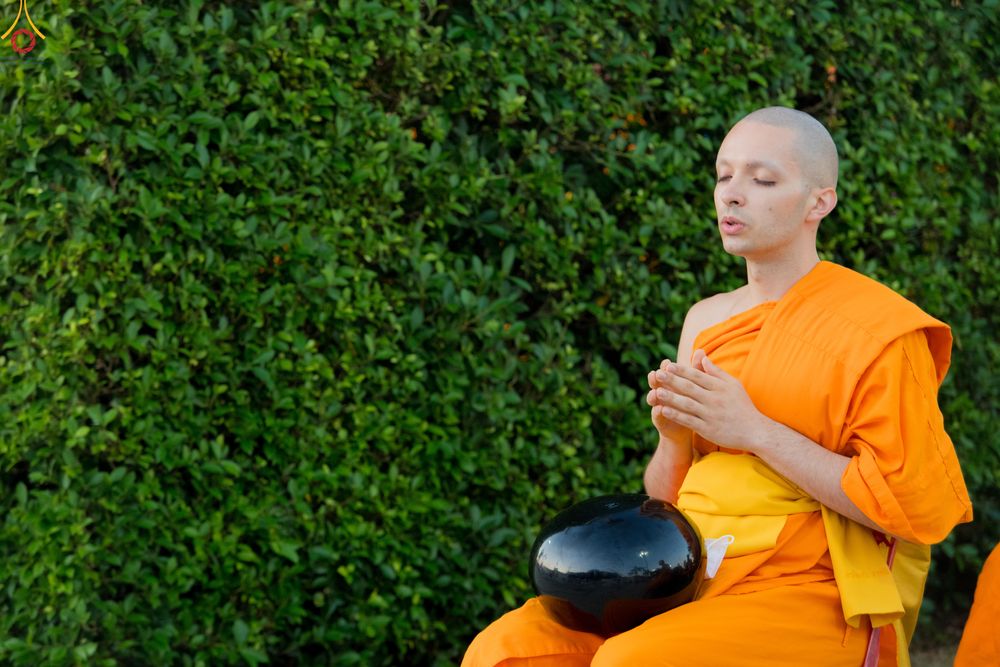 ภาพ No.282581:วันเสาร์ที่ 20 ธันวาคม พ.ศ.2568 พิธีตักบาตรพระ 10,000 รูป (ชุด 2) เนื่องในโอกาส 194 ปี จังหวัดกาญจนบุรี และอุทิศส่วนกุศลให้แด่บรรพชนทั้งหลาย บริเวณถนนสองแคว (Skywalk) เมืองกาญจนบุรี