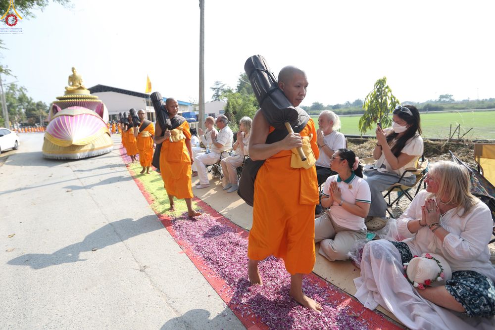 ภาพ No.299380:วันที่ 18 มกราคม พ.ศ. 2569 พิธีต้อนรับพระธรรมยาตรา ณ อนุสรณ์สถานลำดับที่ 5 สถานที่เผยแผ่วิชชาธรรมกายครั้งแรก อนุสรณ์สถานบางปลา วัดบางปลา อำเภอบางเลน จังหวัดนครปฐม ในโครงการธรรมยาตรา กตัญญูบูชา มหาปูชนียาจารย์ พระมงคลเทพมุนี(สด จนฺทสโร) พระผู้ปราบมาร อนุส