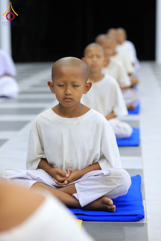 ภาพ No.319932:วันที่ 1 เมษายน พ.ศ.2569 นาคน้อยว่าที่สามเณรธรมทายาท จำนวน 98 คน  ร่วมกันสวดมนต์ทำวัตรเย็นและนั่งสมาธิ ณ ศูนย์ปฏิบัติธรรมบุรีรัมย์ จ.บุรีรัมย์