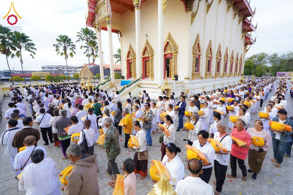 ภาพ No.278571:วันอาทิตย์ที่ 14 ธันวาคม พ.ศ.2568  พิธีเวียนประทักษิณ พิธีวันทาสีมาพระประธาน โครงการบวชบูชาธรรมมหาปูชนียาจารย์ ของศูนย์ปฏิบัติธรรมบุรีรัมย์ ณ วัดกลาง พระอารามหลวง จังหวัดบุรีรัมย์