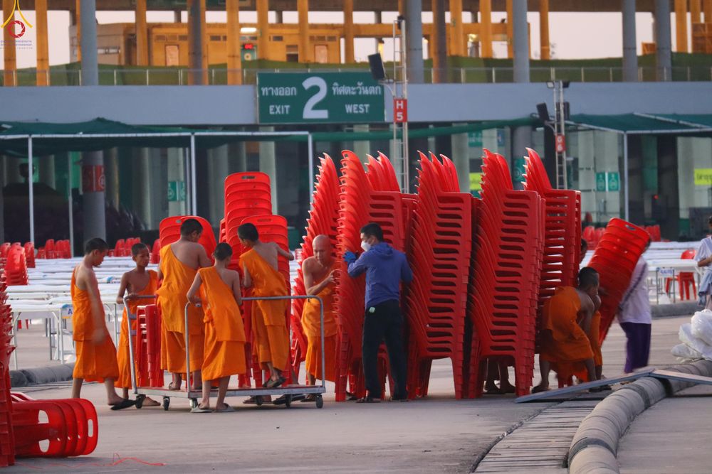 ภาพ No.322042:วันที่ 12 -13 เมษายน พ.ศ.2569 การเตรียมกล่องไทยธรรม + การขนย้ายเก้าอี้ เพื่องานถวายมหาสังฆทาน 40,000 กว่าวัดทั่วประเทศ วันคุ้มครองโลก 22 เมษายน พ.ศ.2569 วัดพระธรรมกาย