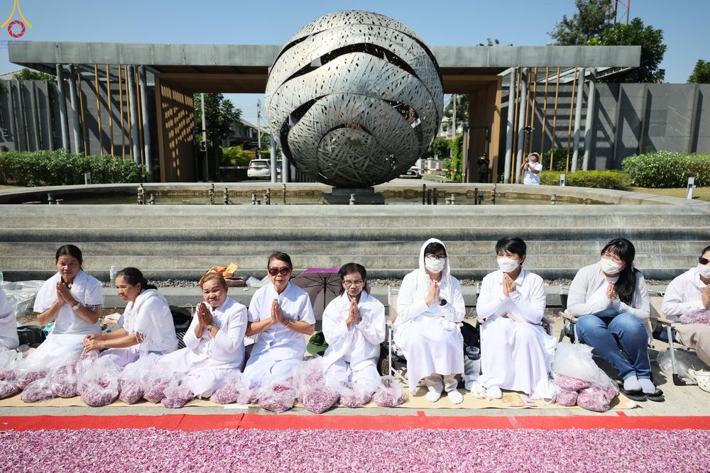 ภาพ No.304003:วันที่ 25 มกราคม พ.ศ. 2569 พิธีต้อนรับพระธรรมยาตรา  รร.สามัคคีราษฏร์บำรุง-วัดพระธรรมกาย ในโครงการธรรมยาตรา กตัญญูบูชา มหาปูชนียาจารย์ พระมงคลเทพมุนี(สด จนฺทสโร) พระผู้ปราบมาร อนุสรณ์สถาน 7 แห่ง ปีที่ 14