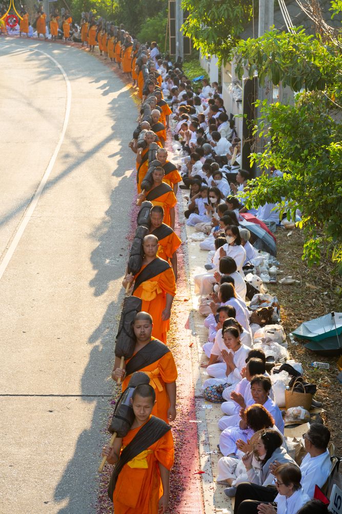 ภาพ No.295113:วันที่ 14 มกราคม พ.ศ. 2569 พิธีต้อนรับพระธรรมยาตรา อนุสรณ์สถานลำดับที่ 4  สถานที่เกิดด้วยกายธรรม ณ วัดโบสถ์บน ต.บางคูเวียง จ.นนทบุรี ในโครงการธรรมยาตรา กตัญญูบูชา มหาปูชนียาจารย์ พระมงคลเทพมุนี(สด จนฺทสโร) พระผู้ปราบมาร อนุสรณ์สถาน 7 แห่ง ปีที่ 14