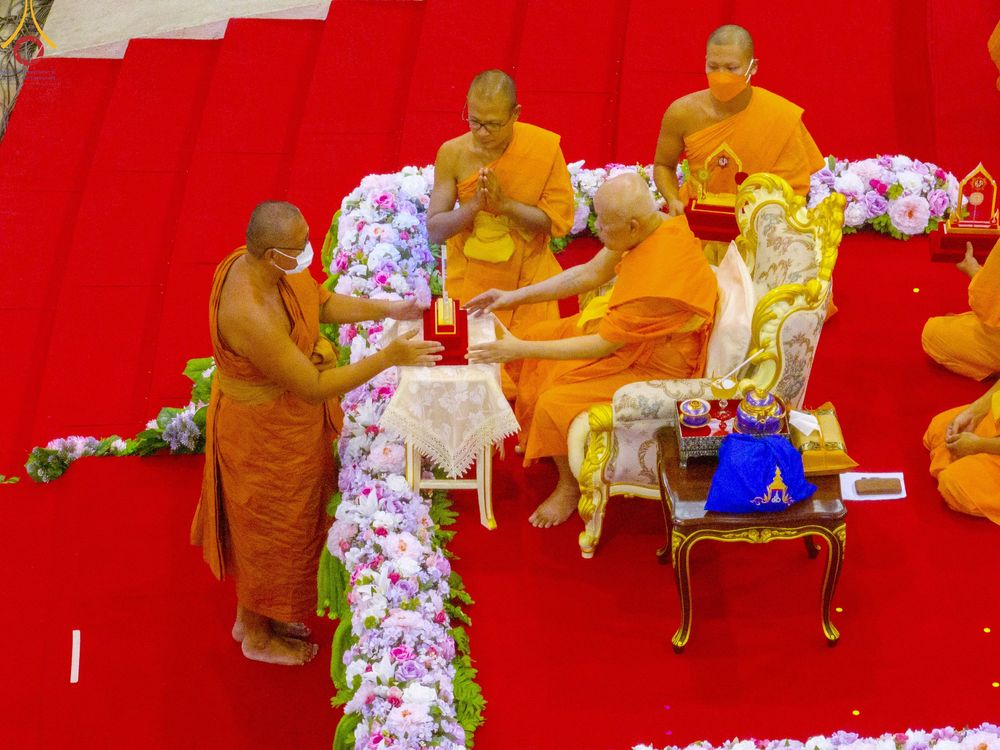 ภาพ No.85238:พิธีมุทิตาสักการะพระภิกษุ ผู้สอบได้เปรียญธรรม ๙ ประโยคระดับโลก, พิธีมอบโล่เกียรติยศและทุนการศึกษา สำนักเรียนบาลีดีเด่นทั่วประเทศ ในวันสมาธิโลก อาทิตย์ที่ 6 สิงหาคม พ.ศ. 2566 ณ สภาธรรมกายสากล วัดพระธรรมกาย