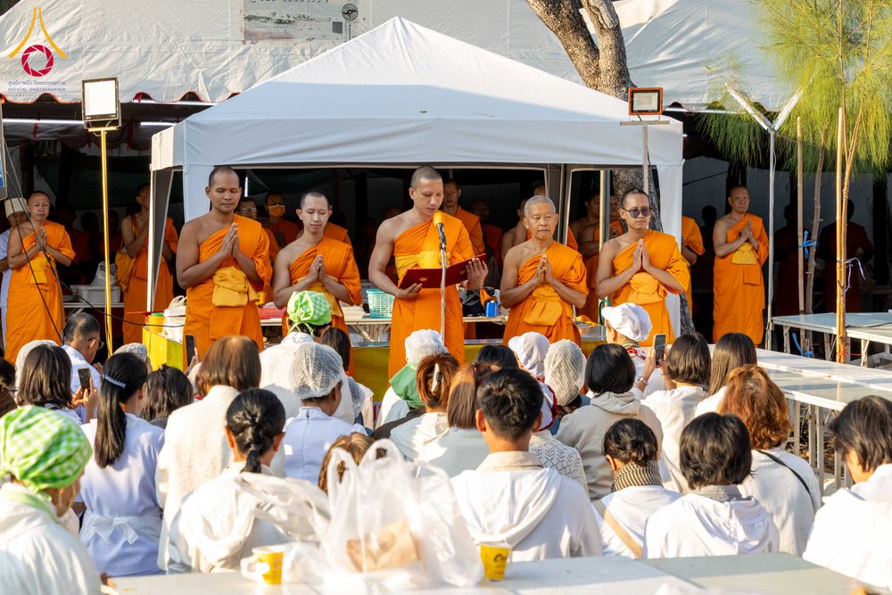 ภาพ No.292708:วันที่ 12 มกราคม พ.ศ. 2569 พิธีถวายภัตตาหารเป็นสังฆทาน แด่พระธรรมยาตรา ณ อนุสรณ์สถานมหาวิหารพระมงคลเทพมุนี (โลตัสแลนด์) อ.สองพี่น้อง จ.สุพรรณบุรี ในโครงการธรรมยาตรา กตัญญูบูชา มหาปูชนียาจารย์ พระมงคลเทพมุนี(สด จนฺทสโร) พระผู้ปราบมาร อนุสรณ์สถาน 7 แห่ง ปี