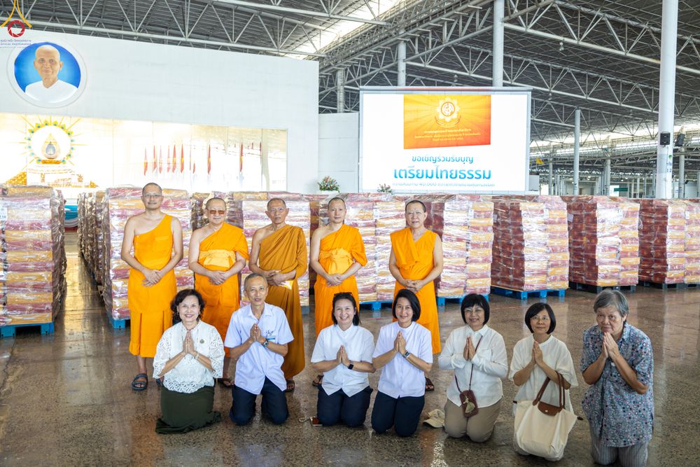 ภาพ No.321972:วันที่ 12 -13 เมษายน พ.ศ.2569 การเตรียมกล่องไทยธรรม + การขนย้ายเก้าอี้ เพื่องานถวายมหาสังฆทาน 40,000 กว่าวัดทั่วประเทศ วันคุ้มครองโลก 22 เมษายน พ.ศ.2569 วัดพระธรรมกาย