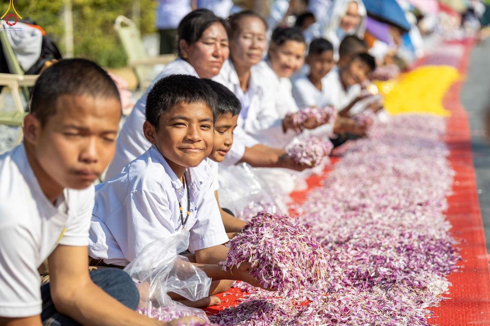 ภาพ No.292752:วันที่ 11 มกราคม พ.ศ. 2569 พิธีต้อนรับพระธรรมยาตรา ณ อนุสรณ์สถานลำดับที่ 3 สถานที่เกิดในเพศสมณะ วัดสองพี่น้อง อำเภอสองพี่น้อง จังหวัดสุพรรณบุรี ในโครงการธรรมยาตรา กตัญญูบูชา มหาปูชนียาจารย์ พระมงคลเทพมุนี(สด จนฺทสโร) พระผู้ปราบมาร อนุสรณ์สถาน 7 แห่ง ปีที