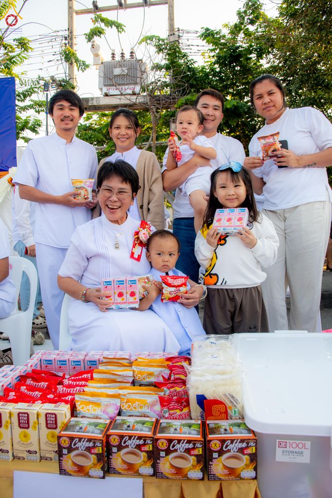 ภาพ No.282667:วันเสาร์ที่ 20 ธันวาคม พ.ศ.2568 พิธีตักบาตรพระ 10,000 รูป (ชุด 2) เนื่องในโอกาส 194 ปี จังหวัดกาญจนบุรี และอุทิศส่วนกุศลให้แด่บรรพชนทั้งหลาย บริเวณถนนสองแคว (Skywalk) เมืองกาญจนบุรี