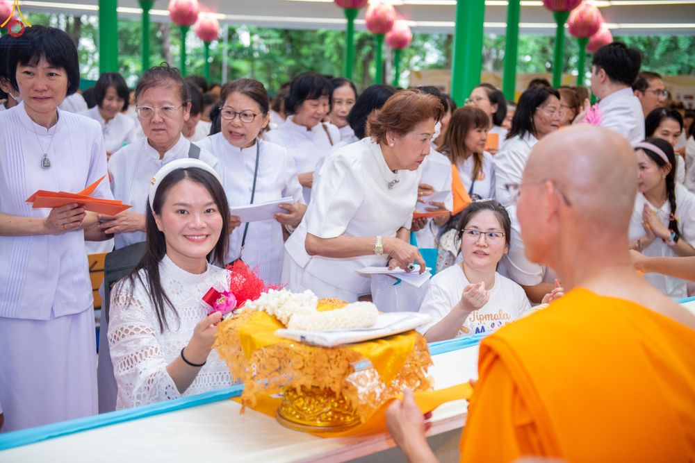 ภาพ No.330913:วันวิสาขบูชา อาทิตย์ที่ 31 พฤษภาคม พ.ศ.2569 พิธีบรรพชาสามเณรอุบาสก 11 ท่าน , พิธีถวายบาตรผ้าไตร และจตุปัจจัยไทยธรรม แด่สามเณร , พิธีอุปสมบทอุทิศชีวิต , พิธีกล่าวคำกัปปิยภัณฑ์  ณ อุโบสถพระไตรปิฎก วัดพระธรรมกาย จังหวัดปทุมธานี