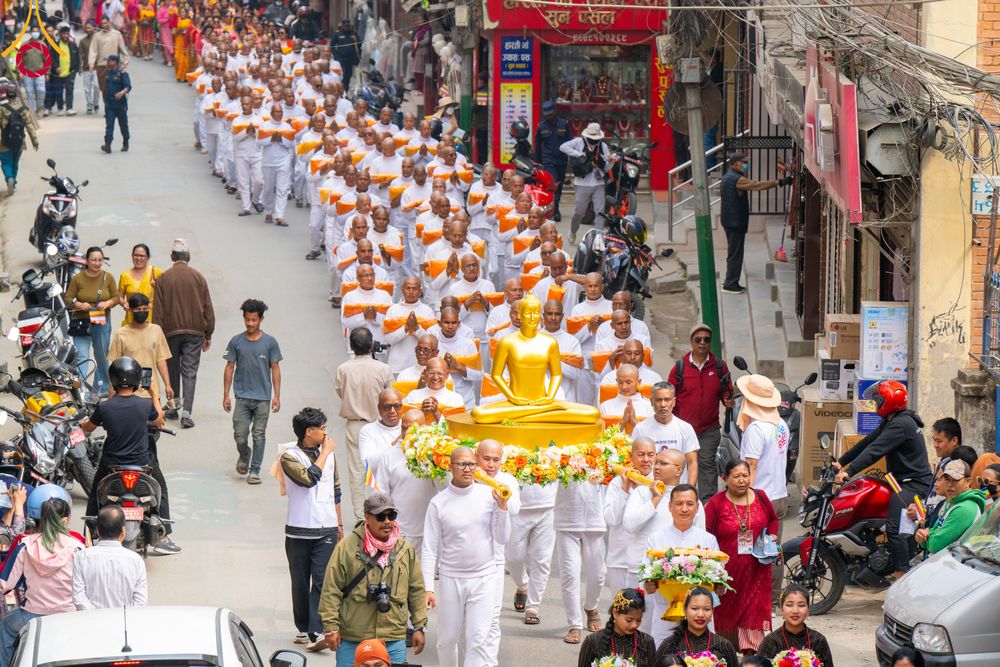 ภาพ No.313494:วันพฤหัสบดีที่ 12 มีนาคม พ.ศ. 2569 ขบวนแห่นาคธรรมทายาทในโครงการบรรพชาสามเณร 500 รูป  จาก นาคบาฮาล (Nagbahal) สู่จัตุรัสปาทัน (Patan Durbar Square) ประเทศเนปาล